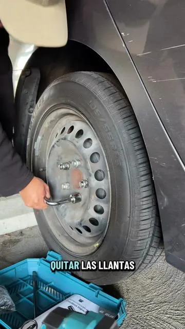 Taladro de impacto. Afloja y aprieta tuercas rápido con este taladro de impacto. Incluye 2 baterías, cargador, dados y maletín. Ideal para el auto y reparaciones en casa.  #taladrodeimpacto #impactwrench #tiktokshop 