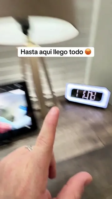 Parece un reloj despertador normal… pero es una cámara espía FULL HD 😳 La conectas al WiFi, ves todo desde el celular, tiene visión nocturna y detección de movimiento. Ideal para vigilar la casa cuando no estás 👀 #TikTokShopCreatorPicks #TikTokShopBlackFriday #TikTokShopCyberMonday #TechVision #RelojCamara hidden camera clock, spy clock, wifi camera, home security, nanny cam, reloj cámara espía, cámara oculta wifi, seguridad en casa, cámara de vigilancia, cámara escondida