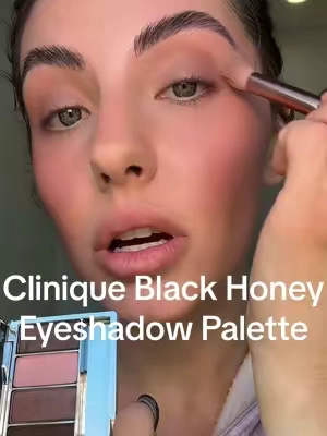 🚨BACK IN STOCK🚨 The Clinique black honey eyeshadow palette is back in stock!❤️ 8 beautiful, sensitive eye safe shadows perfect for all those everyday makeup looks 🫶🏼 #clinique #cliniqueblackhoney #blackhoney #tiktokshopholidayhaul #tiktokshopcreatorpicks 