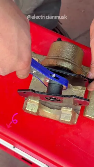 Imprescindible para todo mecánico#bluecollar #diyer #tiktokshopholidayhaul #autorepair #mechanic 