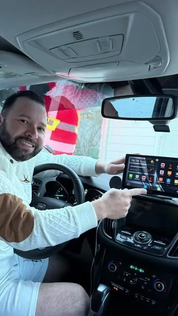 Transforma tu auto en un espacio más inteligente y moderno con esta pantalla táctil de 9”. Su diseño elegante y su conexión inalámbrica con CarPlay y Android Auto te permiten navegar, escuchar música y mantenerte comunicado sin cables. Además, integra apps como Netflix, YouTube y TikTok para esos momentos en los que estás estacionado y quieres relajarte. Incluye cámara trasera HD resistente al agua, audio adaptable a cualquier vehículo y la opción de personalizar logos y fondos. Todo pensado para una experiencia de conducción más cómoda, práctica y entretenida. #carplay #cardisplay #cargadgets #androidauto #cartiktok 