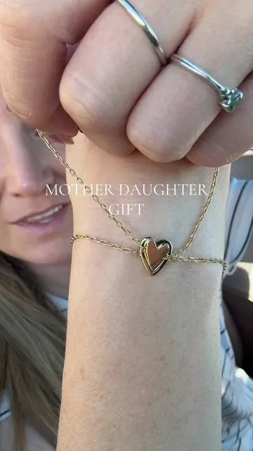 Replying to @Erikka | RN | FTM the CUTEST little mother daughter gift 🥹🥹 #bffbracelet #motherdaughter #momgift#daughtergift 