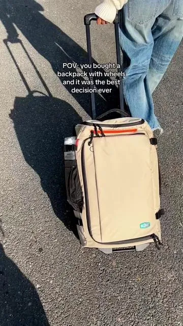 We even designed a dust cover! So when you carry the bag, those dirty wheels won’t touch you🥳🙌🏻#bagsmart #backpack #suitcase #travelessentials #travelhack 