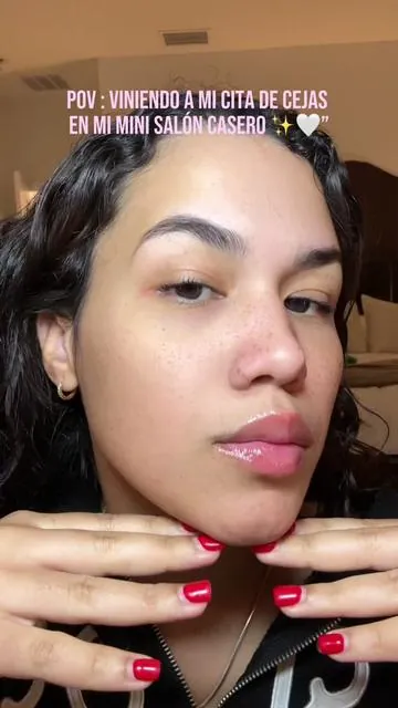 Mi mini cita de cejas en casa ✨ Amé lo fácil que es darle forma y color a mis brows sin salir del cuarto. ¿Quién más ama un good brow day? 🤍 • • • #sacelady #saceladycosmetic #glowingskin #beautyhacks #browtint   