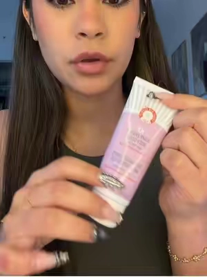 El mejor exfoliador para la “piel de pollo” (Queratosis Pilaris) #firstaidbeauty #acidoglicolico #acidolactico #exfoliacionquimica #pielsensible 
