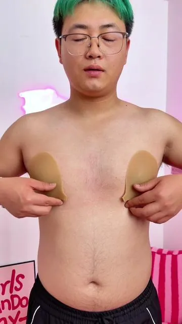 They stick and lift!!! 🚨🙌🙌 I have been waiting for this. #stickybra #puffstickybra #pushupstickybra #tiktokshopcreatorpicks #tiktokshopblackfridaysale