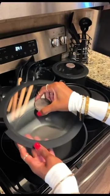 This is the only set I use! And I love it 🖤🖤 #tiktokshop #potsandpans #kitchenware #cookware #luxury 