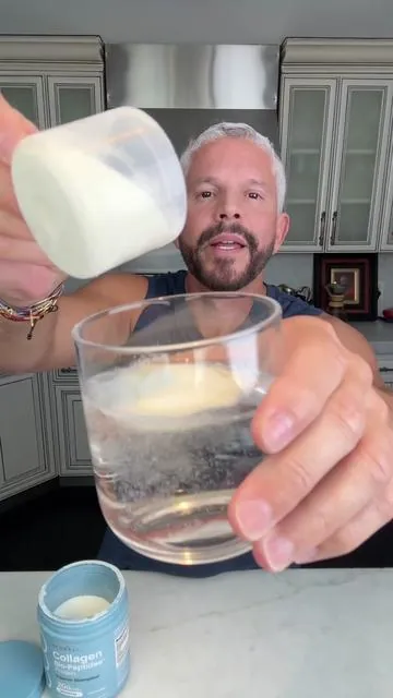¿Sabías que después de los 25 tu cuerpo produce cada vez menos colágeno? 😱👉 Por eso aparecen arrugas, la piel pierde firmeza y hasta las articulaciones se resienten. Yo empecé a tomar @NeoCell Collagen NeoCell Collagen Bio-Peptides Protein y los cambios se notan 💪✨. 🌟 Beneficios: ✅ Ayuda a mantener la piel firme y radiante ✨ ✅ Fortalece uñas y cabello 💅💇‍♂️ ✅ Apoya la salud de huesos y articulaciones 🦴 ✅ Proteína limpia y fácil de absorber 🌿 Solo lo mezclas con agua, café o tu batido favorito y listo 👌. 🚀 Si quieres cuidar tu piel desde adentro, fortalecer tu cuerpo y verte más joven por más tiempo… ¡tienes que probar NeoCell Collagen Bio-Peptides Protein! 💖 #neocell #neocellcollagenbiopeptides #collagen #colageno #rodnerfigueroa 