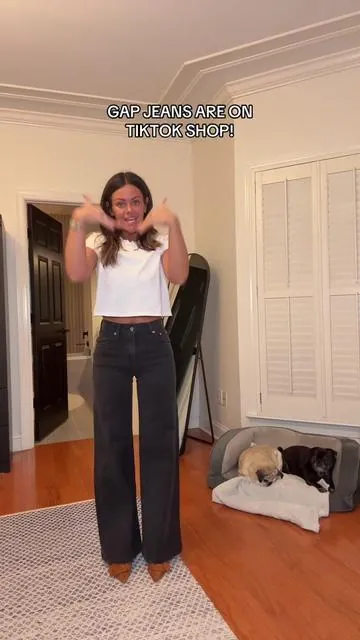 New Gap jeans in 5 different inseams (look at sizing chart!). I'm 5'3 and size 4, wearing 25 regular length in black. These are mid to high waist, structured, wide leg. Flattering and hugs the body perfectly! #jeans #widelegjeans #gapjeans #winterfashion #bluejeans
