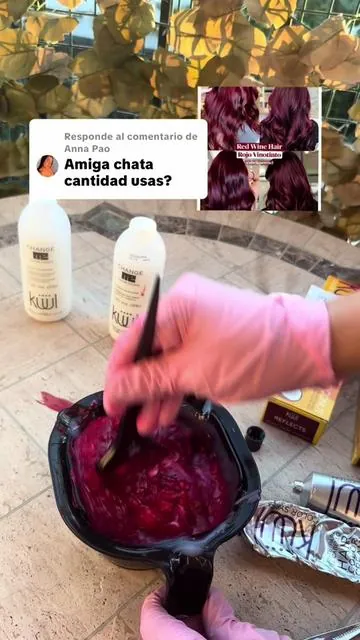 Aquí te dejo la mezcla exacta que usé para este rojo borgoña 🍷✨: 🧪 FÓRMULA BORGOÑA KÜÜL  1 tubo completo de Rojo Violeta KÜÜL  60 ml del tono Violeta KÜÜL  1 pomito de peróxido en crema de 30 volúmenes 👉 Aplicado en TODO el cabello 🎨 SEGÚN TU COLOR DE BASE: 🖤 Cabello teñido de negro / muy oscuro ➡️ Necesitas decolorar antes (subir a nivel 5–6). Si no aclaras, el borgoña no se va a notar. 👩🏾‍🦱 Cabello castaño natural (no teñido) ➡️ No necesitas decolorar. Usa la misma mezcla: Rojo Violeta (1 tubo) + 60 ml Violeta + peróxido 30 vol. 🔴 Cabello ya rojo (cualquier rojo previo) ➡️ No decolores, tu base ya es ideal. Usa la fórmula completa: 1 tubo Rojo Violeta + 60 ml Violeta + 30 vol en todo el cabello. ❄️ Cabello claro / con mechas ➡️ El color agarra más rápido. Usa la misma mezcla, pero controla el tiempo (45 min). 👵🏼 Cabello con canas / blanco ➡️ Estos tintes küül sí cubren canas. Usa la mezcla completa con 30 vol y deja todo el tiempo de proceso. 💡 Tip: Si quieres que se vea todavía más borgoña profundo, puedes agregar un poquito más de violeta en la próxima aplicación. Guarda este video y compártelo con alguien que ame este color tanto como tú y como yo 💕 Encima de mi nombre te dejo los tintes y el peróxido que necesitas @Küül #tiktokshopholidayhaul #kuul #redhair #peliroja❤️👩🏻‍🦰 #burgandyhair 