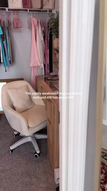 If you need real storage in a vanity, this one does not play.       #makeupvanity #vanitysetup #vanitydesk #homefinds #tiktokshopholidayhaul 