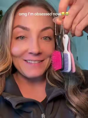 The cutest mini unbrush hairbrush and it works perfectly! Fully functional miniature hairbrush #unbrush #hair #hairbrush #hairstyle #miniunbrush 