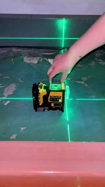 Self leveling laser DEWALT 089LG conbateria recargable de 12 V 2ah; para untrabajo preciso.3 posiciones, 16 lucesverdes y nivel a 360 grados.#dewalt#laser #level#360 #tiktokshopblackfriday 