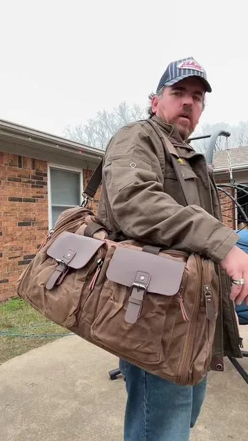 This is a solid mens waxed canvas travel bag #giftsforhim #tiktokshopholidayhaul #merrygiftlist #giftideasformen #canvasbag 