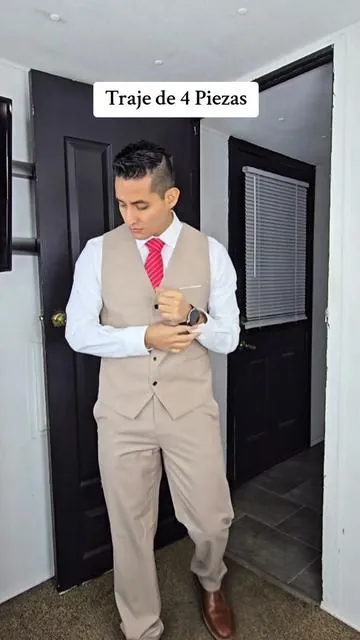 Este traje ya incluye todo lo que necesitas: saco, chaleco, pantalon y corbata.