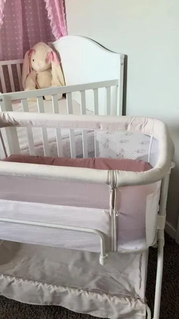the cutest bassinet 🥹🎀 & so easy to assemble ! #bedsidebassinet #babycrib #nursery #newbornmusthaves #babydelight 