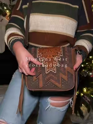 Such a beautiful design on this Montana West purse 🙌🏼 @VaquerasOutfitters #purse #pursetok #wranglerpurse #crossbodybag #leatherbag 