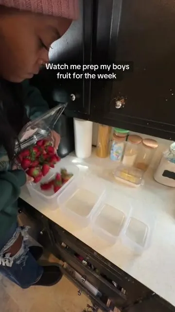 Didn’t dirty up any additional dishes used the same container they will be stored in. #fy #fyp #fruit #fruitpre #storagehacks 