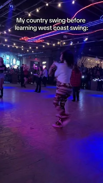 December 2024 -> December 2025. It honestly blows my mind how much my country swing has improved from learning west coast swing 🥹. I have not taken a single CS private all year, only WCS ones. I really cannot stress enough how much it will change your dance for the better 🙌🏽 #westcoastswing #countryswing #partnerdance #dancetransformation #socialdance 