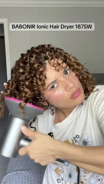 Secadora iónica BABONIR de 1875W, ligera y plegable, ideal para secar rápido y reducir el frizz mientras define mejor los rizos sin maltratar el cabello. Perfecta para casa o viajes, viene con concentrador y difusor para un acabado más profesional; la encuentras en el carrito naranja. #curlyhair  #TikTokShop #SecadoraIonica #RizosSinFrizz #CuidadoCapilar