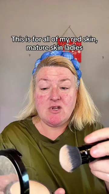 If your face looks like a giant tomato 🍅 -same. But this Laura Geller Big Double Take foundation covers everything without looking cakey. It comes with the kabuki brush. Full coverage, natural finish, and still feels like skin #makeupformatureskin