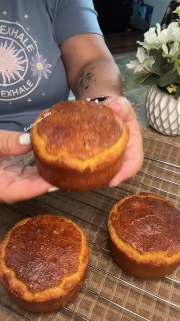 Y ya se la saben conmigo 😜 que siempre les trato de compartir recetas muy fáciles pero deliciosas 😉 bajas en carbohidratos y sin azúcares añadidos, así que hoy te voy a enseñar cómo te prepares con muy poquitos ingredientes este delicioso pan para tu cafecito o lo disfrutes en esos ratos de antojo, así que si eres una persona diabética estás en una dieta baja en carbohidratos, Keto, o simplemente te gusta cuidar tu alimentación, este pancito te va a encantar 🥰 y para prepararlo, vas a necesitar tus ingredientes a temperatura ambiente: 1/2- taza de yogur sin sabor , que serían 90 gramos  2- huevos, tamaño grande, a temperatura ambiente 2- Cucharadas de aceite. Yo utilicé de aguacate. Usa tu favorito 1- cucharada de esencia de vainilla 2- cucharadas de algún sustituto de azúcar , yo utilice Fruta del monje 1/4- cucharadita o pizca de sal 1. 1/4 taza de harina de almendra  ( 125 gramos ). 1 cucharadita de polvo para hornear Y opcional puedes ponerle chocolate como lo hice yo, o algunas semillas, al gusto, el chocolate que yo utilicé fue 100% cacao sin azúcar. Pero puedes usar también tu favorito. Hornearlos 360 Fahrenheit o 185 Celsius por 30 minutos. Y tendrás un delicioso pan alto en proteínas para disfrutar.. Sustituir la harina: 1/4- taza de harina de coco  1/4 taza de harina de linaza Si utilizas, otro tipo de harina , como avena, o de todo uso utiliza 3/4 de taza… Estos pancitos quedan deliciosos muy suaves por dentro.. Espero disfrutes mucho mi receta y si así es te pido me apoyes a compartir me regales un Like un corazón que me apoyas mucho también con tus comentarios  De antemano muchas gracias, bendiciones para ustedes 🥰🫶🧿🙏💖 #recetas #panes #sinazucar #keto #proteina 