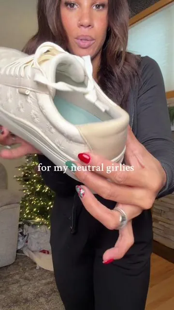 @Dr. Scholl's Shoes time off sneakers, come in several colors and are on sale! #neutralshoes #neutralsneakers #tiktokshopcreator #drscholls #comfortableshoes 