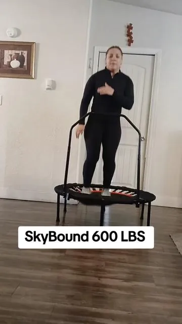mejora la salud cardiovascular fortalece músculos piernas abdomen espalda quema calorías mejora el equilibrio y la coordinación con este trampolin sky bound fitness  . . . . #trampolineexercise #skyboundfitness #fitness #tiktokshop  #TikTokCreatorSearchInsightsIncentive 