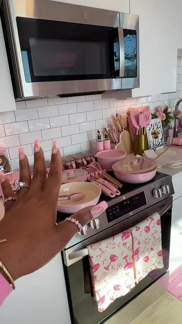 Obsessed with my new Pots & Pans Set🎀 @Astercook USA #pinkpotsandpans #pinkaesthetic #pinkkitchen #foodstorage #potsandpans 