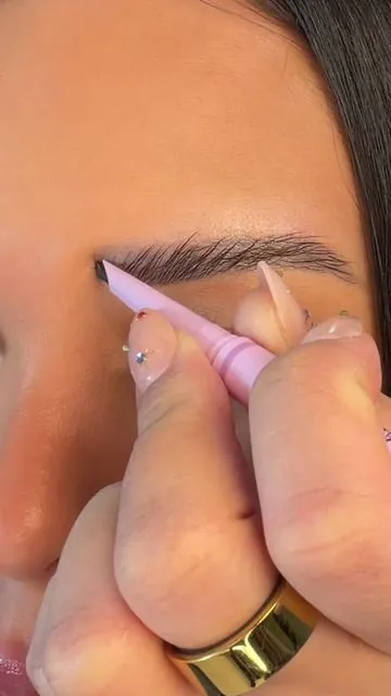 @SUREZIA The design of this eyebrow pencil is a game changer! #eyesbrows #eyebrowtutorial #eyebrowsonfleek #surezia #eyebrowpencil 
