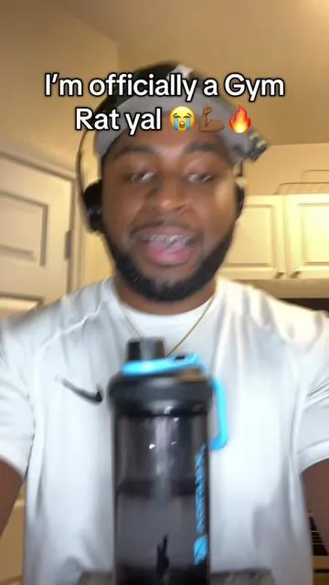 This new electric protein shaker bottle is so cool bro!! #proteinshake #shakerbottle #gymrat #fitnessjourney #fyp 