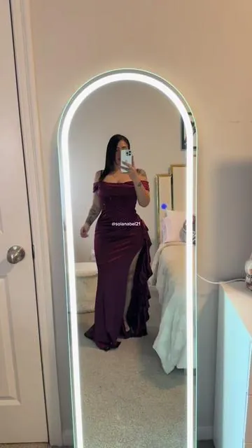 ✨ Vestido Maxi Dorado MIUSOL ✨ Vestido largo diseñado para robar miradas en cualquier evento especial. Su acabado satinado en tono dorado aporta un look lujoso y sofisticado, mientras que el corset con lentejuelas y encaje realza el busto y define la cintura. El corte ajustado estiliza la silueta y la abertura lateral añade un toque sensual y elegante al caminar. Perfecto para galas, bodas, graduaciones, fiestas formales o noches especiales donde quieras verte inolvidable ✨💛 @MIUSOL  #dress #women #tiktokshopcreatorpicks #tiktokshopholidayhaul #holidays 