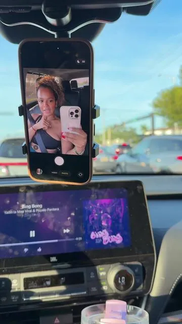 If you’ve been wondering what the girls are using , ITS THIS 🥵😍 it’s all over my fyp and I’m actually obsessed. #phonestandholder #contentcreatortips #contentcreationtips 