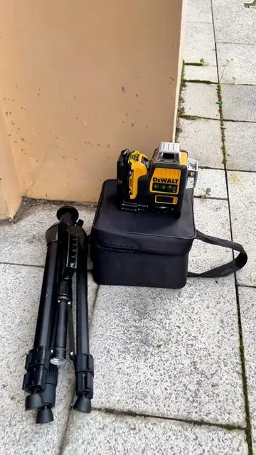 Self leveling laser DEWALT 089LG conbateria recargable de 12 V 2ah; para untrabajo preciso.3 posiciones, 16 lucesverdes y nivel a 360 grados.#dewalt #laser #level #360 #tool