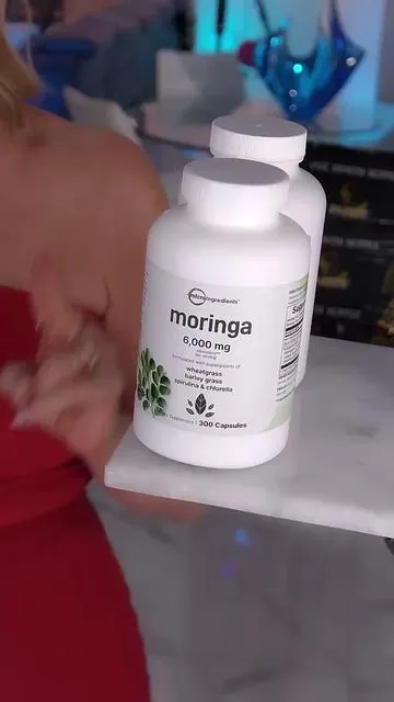 María Marín te presenta la Moringa de Micro Ingredients en cápsulas: una de las fuentes nutricionales más densas del planeta, respaldada por la ciencia. ¡No es un suplemento más, es botánica concentrada! 🔬 👇 La Ciencia Detrás del "Árbol Milagroso" Lo Que Dice la Ciencia vs. El Hype · Evidencia Sólida: La Moringa posee una extraordinaria densidad nutricional y actividad antioxidante/antiinflamatoria, confirmada por numerosos estudios . · Beneficios Principales Respaldados: Los análisis científicos destacan su potencial para regular el azúcar en sangre, apoyar la salud cardiovascular (reduciendo colesterol y presión arterial) y proteger el hígado. · Investigación en Curso: Muchos de los beneficios reportados (como efectos anticancerígenos) provienen de estudios en laboratorio o con animales . Se necesita más investigación clínica en humanos para confirmarlos plenamente . Nutrición en Cifras: ¿Por Qué es Tan Poderosa? Una pequeña cantidad de polvo de hoja de Moringa (5g, similar a lo que puede contener una cápsula) aporta un porcentaje significativo de tus necesidades diarias : · Vitamina A: 20% (salud visual e inmune) · Vitamina E: 23% (antioxidante clave) · Calcio: 12% (huesos y músculos) · Hierro: 10% (energía y contra la anemia) · Vitamina C: 14% (sistema inmune y colágeno) Además, es una fuente rara de proteína vegetal completa, ya que contiene los nueve aminoácidos esenciales . Sus efectos se atribuyen a compuestos bioactivos como la quercetina (antioxidante) y el ácido clorogénico (regulador de glucosa) . 👉 Así lo toma María: 1-2 cápsulas diarias con comida, para una absorción óptima de nutrientes sin sabor terroso. 💡 ¡CONSEJO CLARO! La moringa puede interactuar con medicamentos para la diabetes, la presión arterial o la tiroides . Si estás bajo tratamiento, consulta siempre a tu médico antes de comenzar cualquier suplemento nuevo. #NutricionConCiencia #Antioxidantes #SuplementosNaturales #ArbolDeLaVida #EvidenciaCientifica