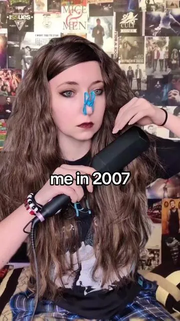 does your hair smell after styling? wish I was joking about 2007 me.. but my fav crimper from @wavytalkofficial fixes that for today me at least 💕 ad #wavytalk #crimper #hairstyle #hairtutorial #hair 