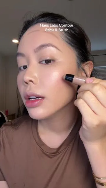 This Haus Labs contour stick literally melts into the skin 😮‍💨 perfect for a soft nose contour AND the brush blends it like butter @Haus Labs #hauslabs #contour #creamcontour 