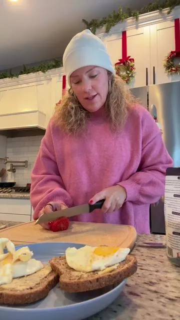 It’s unrefined, hand-harvested, and still has its natural minerals like magnesium, potassium, and calcium — unlike regular table salt that’s stripped and processed. I use it in my water, on my food, and even before workouts for better hydration 💧 No additives. No bleaching. No anti-caking agents. Just real salt the way nature made it. If you care about what’s in your food, this is such a simple upgrade 🤍 @Le Marinier Sea Salt  #CelticSalt #MineralSalt #CleanIngredients #HydrationSupport #RealFoodLiving