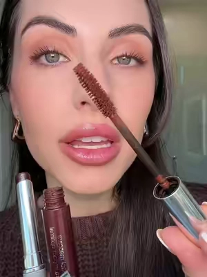 FREE gifts with this bundle (over $30 worth of Clinique products👀)🖤🍯 This black honey lip & mascara duo is a timeless 90’s dream come true🫶🏼 #Clinique #CliniqueBlackHoney #BlackHoney #HolidayHaul #tiktokshopcreatorpicks 