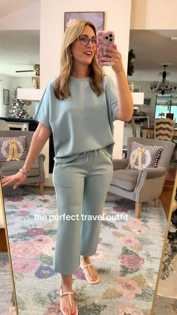 The comfiest matching lounge set to travel in, run errands in, or just lounge in. I’m in my true size medium. @OFEEFAN #loungewear #loungset #matchingset #traveloutfit 