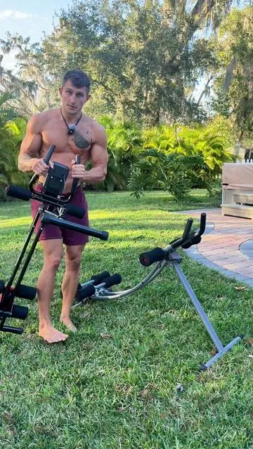 Don’t settle for cheap equipment. The Sunny Health ab crunch machine is better in every aspect than the previous version I was using. I want to only show you the best equipment. If you want an effective and simple way to train your abs at home, the link is in the bottom left corner of the video! #abs #abcrunch #homeworkout 