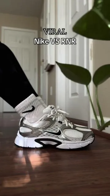FREE SHIPPING when you use this link 🔗 These are the men’s size because this is the only shop on TikTok that offers free shipping in the color shoe I’m wearing in the video.  🖤😍 #nike #nikewomen #tennisshoes #tiktokshop 