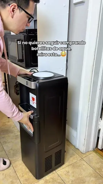 Dispensador todo en uno con agua fría, caliente y hielo para olvidarte de las botellitas 👀 #WaterDispenser #IceMaker #HomeGadgets #SmartHome #TikTokShop 