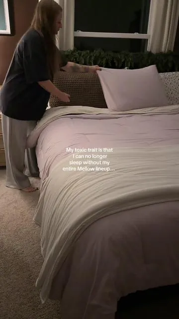 Temperature control comforter + cooling blanket + hotel pillow + cooling pillowcase = life changingggggg. At this point if it’s not Mellow, I don’t want it 🙂‍↔️ Side note tell me I’m not the only one who has to sleep with a second blanket under my head lol #mellowsleep #mellowcoolingblanket #cloudcoolcomforter #hotsleeper #bedtimeroutine 