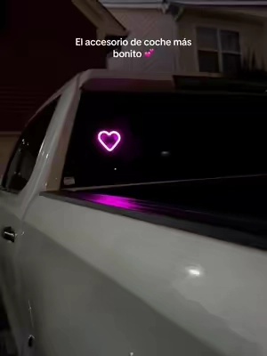 Funciona con energía solar y tiene un sensor de luz 💕 #carsoftiktok #caraccessories #sierra #cardecoration #corazonled 