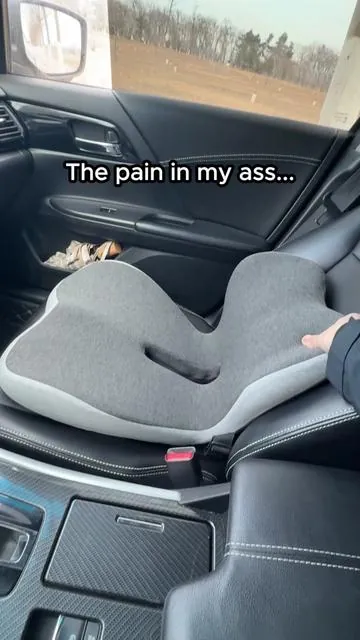 Relieves tension in the lower back muscles and avoids direct pressure on the cоссух. Ideal for sitting for many hours without discomfort.#dolordeespalda #soportelumbar #cojinortopedico #espaldasindolor #seatcushion #cojin #sillacomoda #carseatcushions