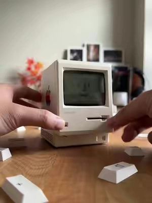 Let’s take a Time Machine back to 1990#deskclock #miniclock #macintosh #retro #mac 