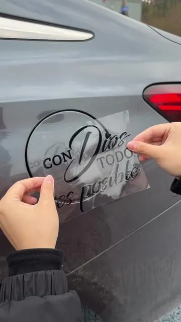Un recordatorio de fe que te acompaña en cada camino: Con Dios todo es posible, resistente, hermoso y perfecto para tu auto.#FeEnDios #ConDiosTodoEsPosible #FeSobreRuedas #DecoraciónCristiana #AutoConFe