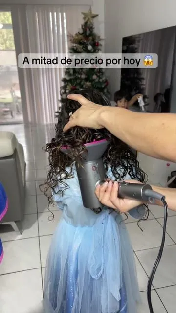 Esta secadora con difusor es ideal para cuidar los rizos, seca de forma suave sin frizz ni maltrato y deja el cabello definido y con brillo desde el primer uso, perfecta para la rutina en casa de grandes y peques; encuentras toda la información en el carrito naranja 🧡 #rizosdefinidos #secadoracondifusor #rutinarizada 