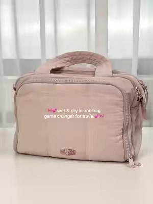 Finally…a bag that keeps wet and dry apart💕#bagsmart #toiletrybag #travelbag #makeupbag #tiktokshopholidayhaul 